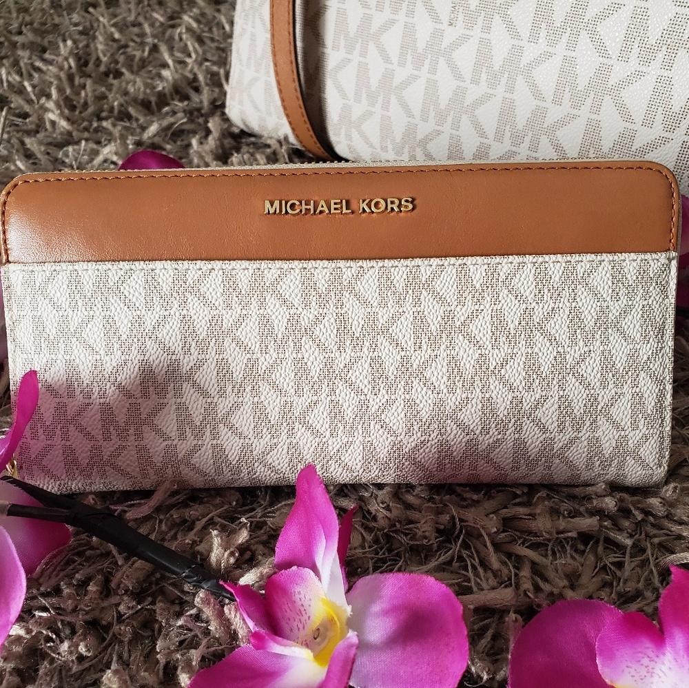 🚫 SOLD 🚫 Michael Kors Mercer Sign. LG Wallet 🌺